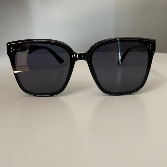 OVERSIZED SUNGLASSES BLACK with CASE - Picture 2 of 11